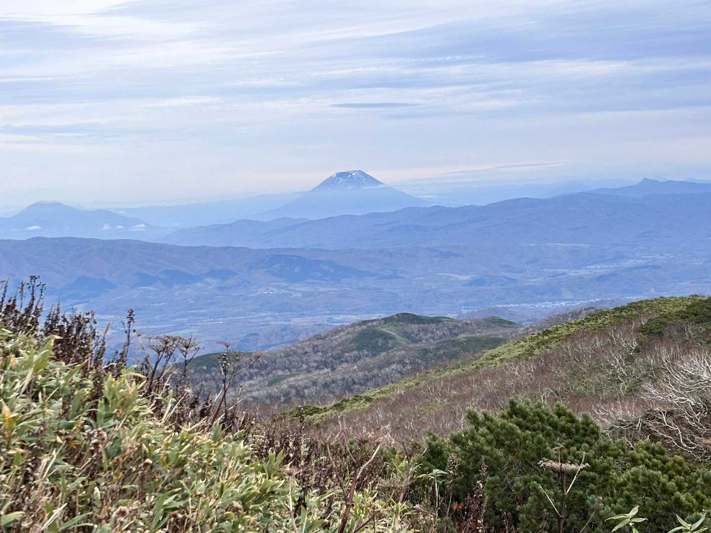 雲で2層になっていて今日もお美しい姿をしている羊蹄山😊
