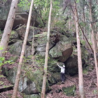 近くまで行ってみたけど、、、登れないなぁ😅。
僕との比較で分かるかと思いますが、巨石🪨は本当に大っきいです😲。