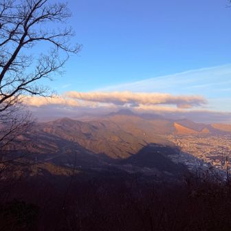 　　由布岳は雲の中　
　　そして高崎山の影が