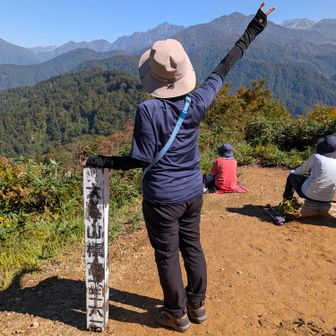 手で支えられた標柱。
根元が腐って移動自由。