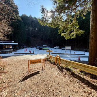 和田峠有料駐車場🅿️普通車1日1000円
🚾あり
駐車場内は雪が解けず真っ白。周辺道路も氷結箇所あり。