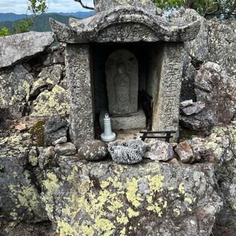 たこら山の祠に手を合わせ🙏無事下山願う✨