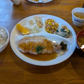 夕飯はポークソテーオニオンソース。2日目はチキンソテートマトソース。お弁当はおいなりさん4個とおかず。
美味しかったです