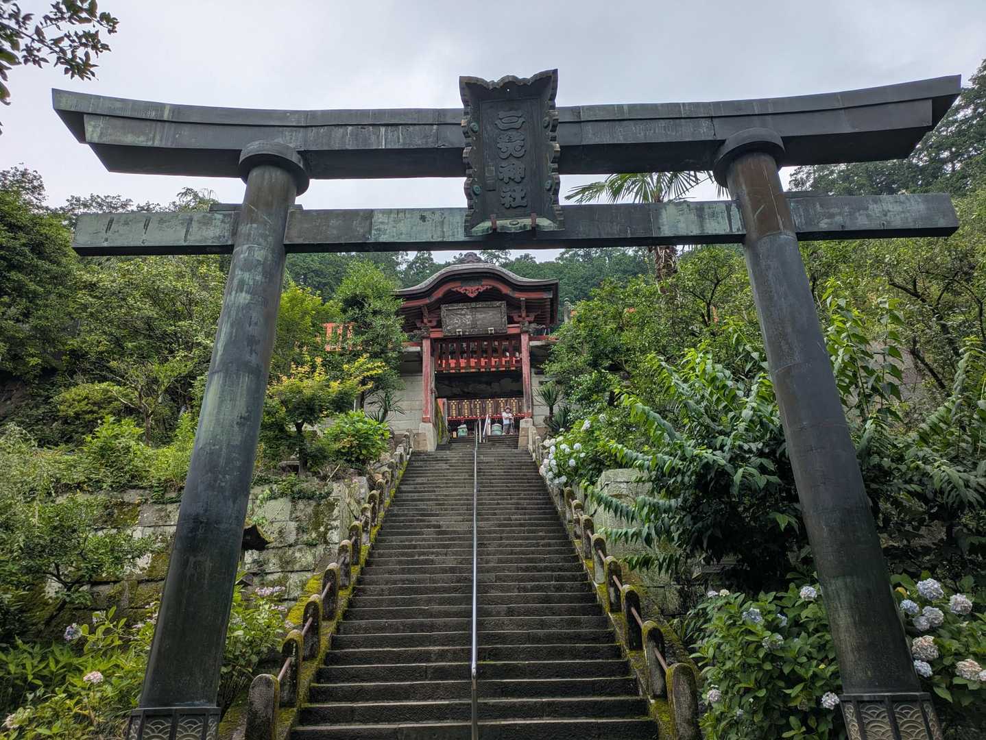 そろそろ最後の鳥居から本殿手前の門(鳥居の額には？？神社)