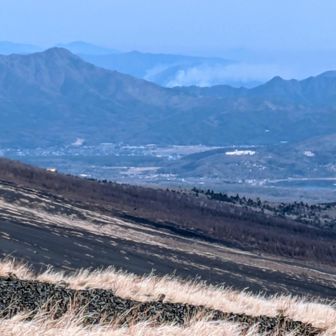 ココでやっと気付いた…😧　山中湖後方杓子山の向こうあたりに見えるのは雲ではなく、おそらく山梨県大月・上野原の山火事の煙…😨
早期鎮火を心より🙏