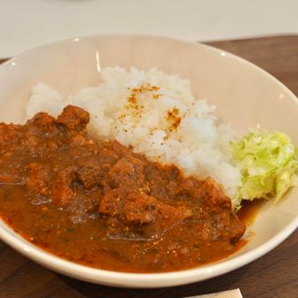 せっかくなのでカレーを注文。スパイスが効いてて美味