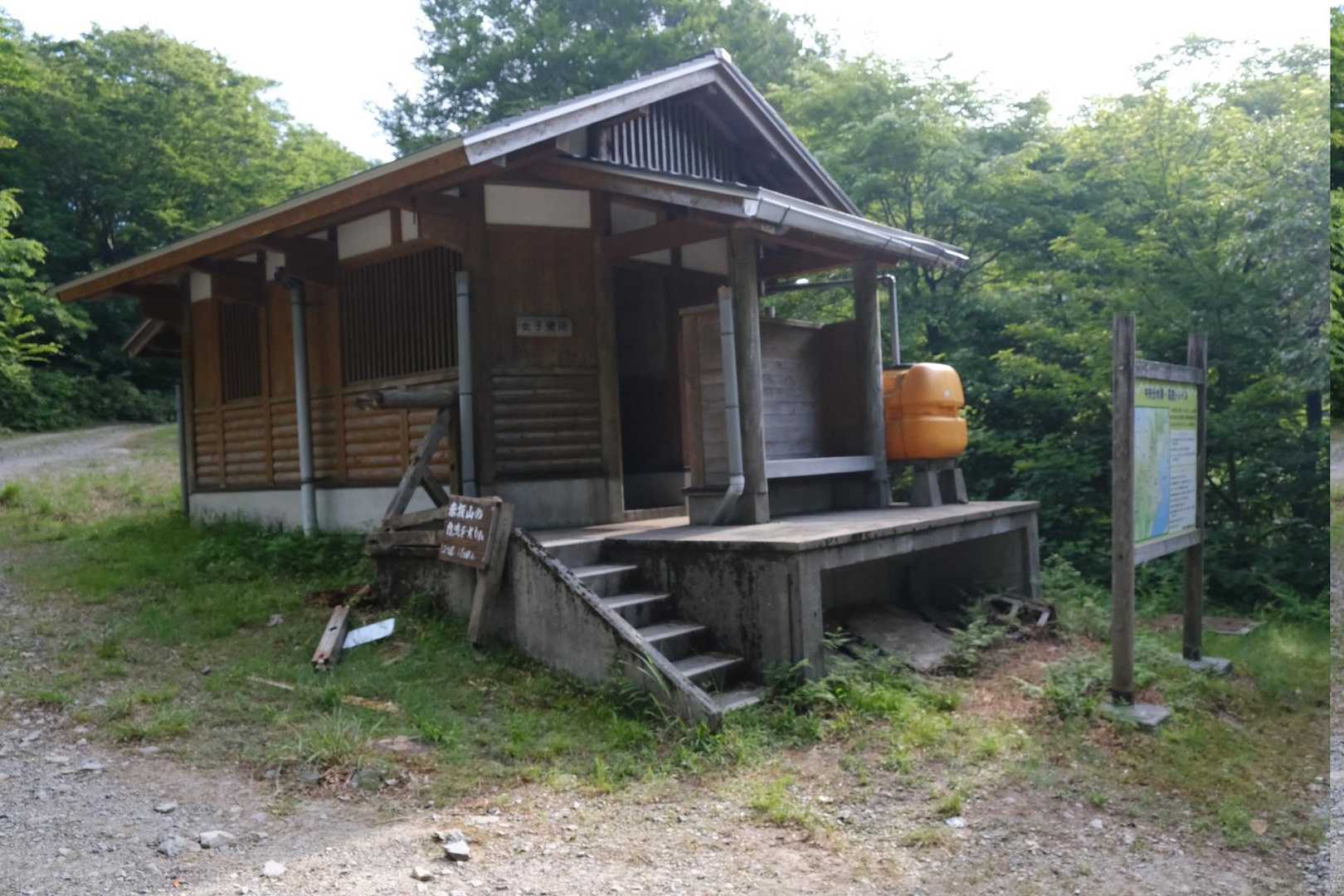 黒河峠のトイレはぼっとんトイレでした。