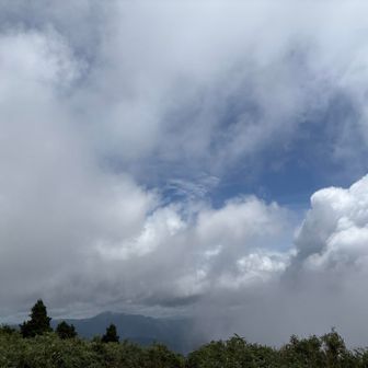 あれ？雲の間から青い空が！しかしこれから下山します
