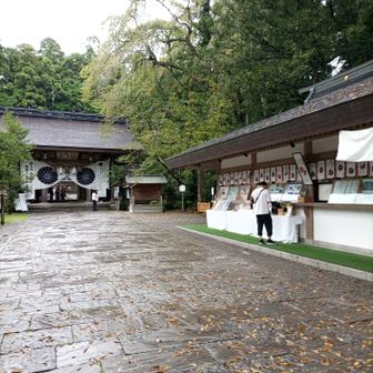 熊野本宮大社  本殿前の門と社務所