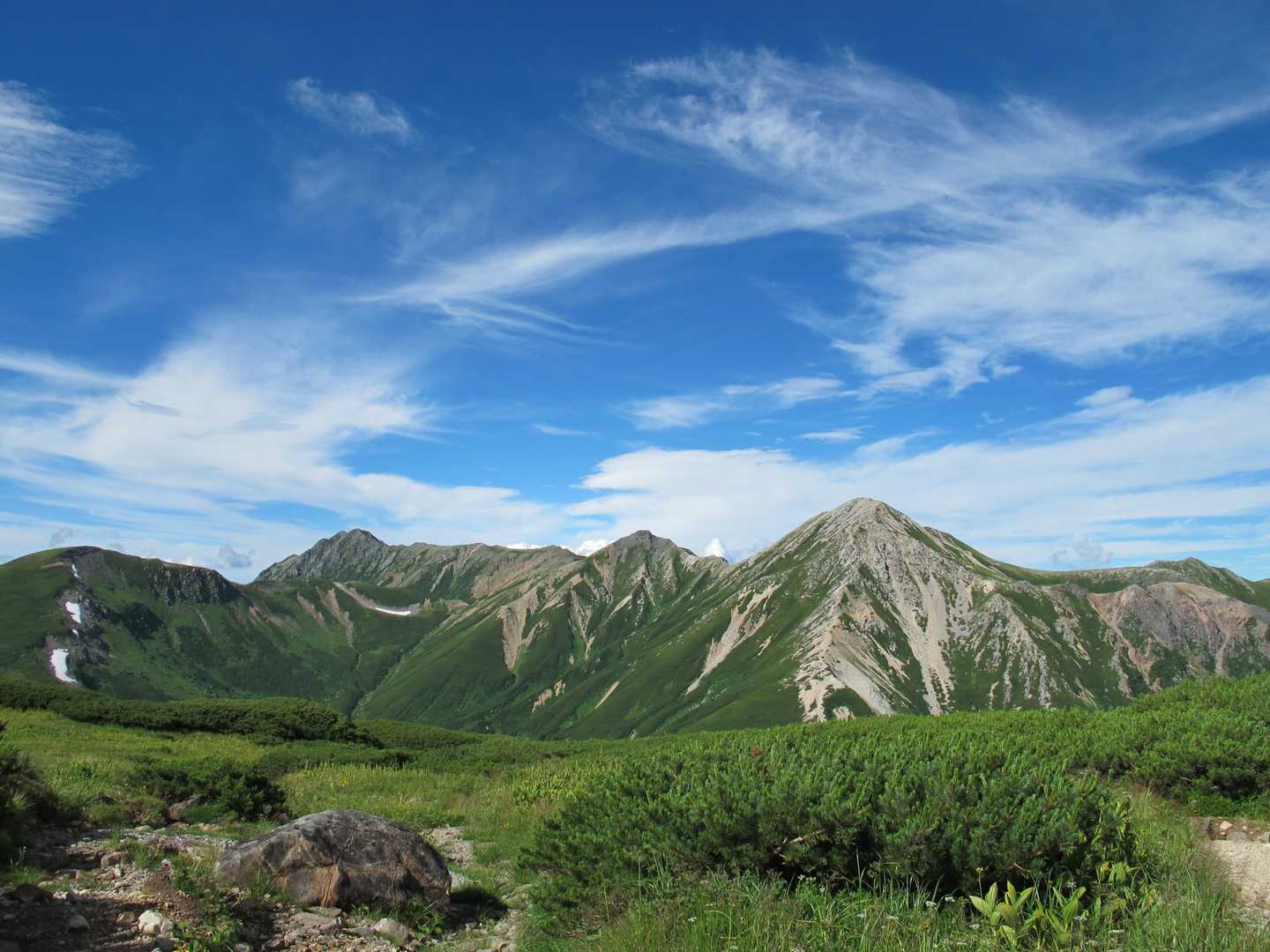 右から明日登る鷲羽岳・ワリモ岳・水晶岳