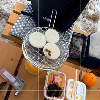 ぴ〜さんは、おもち焼き❣️
ワカメと「小桜」（←うずらたまごの入ったピンクの練り物🌸今治名物だそうです）をトッピングします。