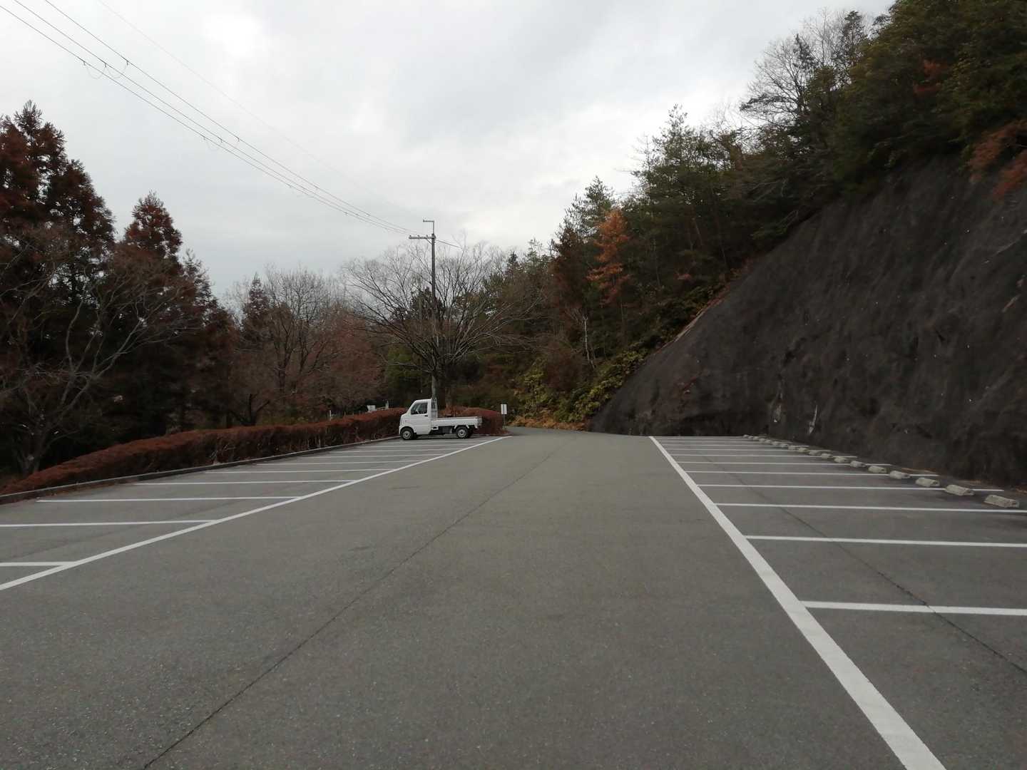 城山公園駐車場🅿です。
軽トラックが１台止まっていますが中でスマホを触っている様子だ😀