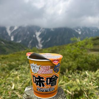 私の心の目には山が見えてます。

どんなお店のランチよりも、山で食べるカップラーメンは美味しいと思ってます。笑