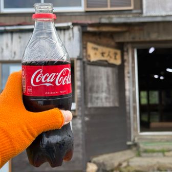 ヘルメット解除のついでにここでもコーラ補給、500円。1日に2本飲むなんていつ振りだろう。