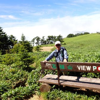 石鎚山VIEW POINTで復活登山の記念撮影