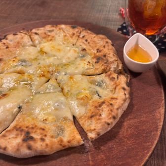 ご褒美ピザ！！！
ブルーチーズと蜂蜜ってこんなに合うの！？
山の中でこんな美味しいピザ！！幸せ〜

※ 紅葉の時期など、混雑するときピザ生地がなくなる場合があるので、できれば前日か前々日くらいに予約しておくのがよい、とのことです