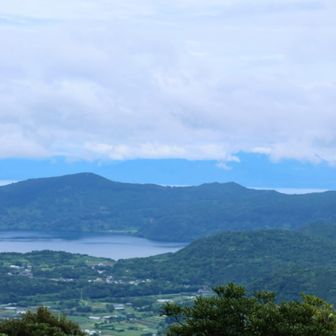 池田湖と指宿市の山々