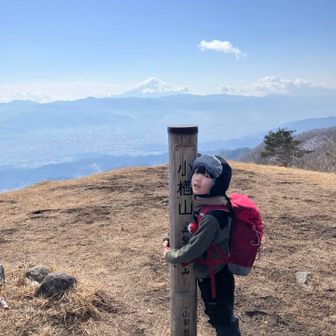 そして登頂⛰️
標柱にもたれるジージョ。
お疲れ様ー♪