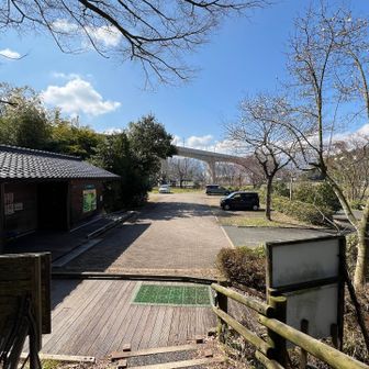 中池見にいたおじさんにイカリソウが咲いてると教えてもらって、テクテク
あれ？見つけられないまんまに、藤が丘の駐車場に来てしまった
ので、引き返す