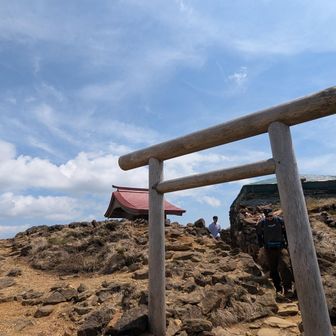 熊野岳到着

地元の大学生の団体さんがたくさんいました