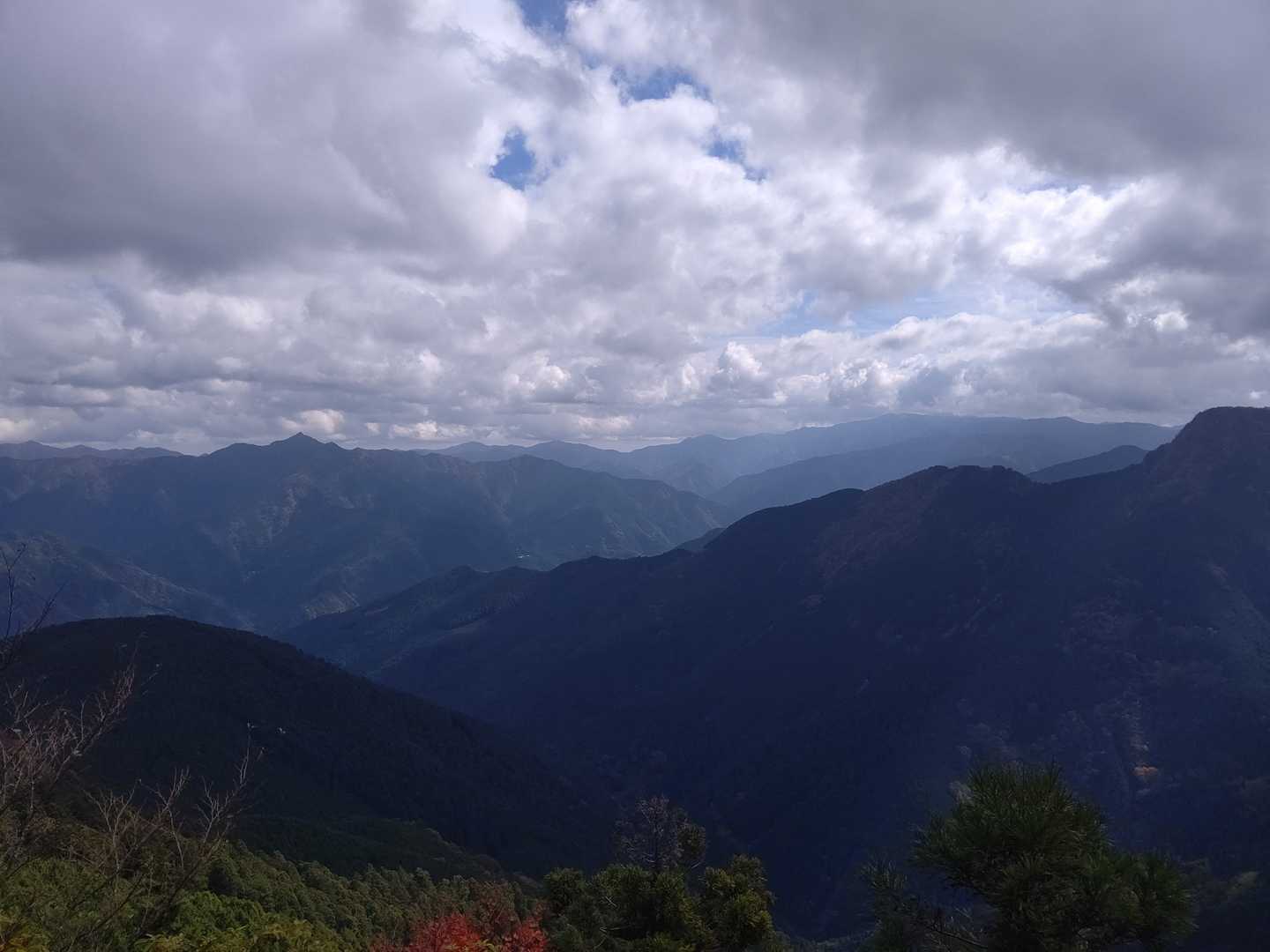 展望岩から台高方面。
左のトンガリ山は白鬚岳。