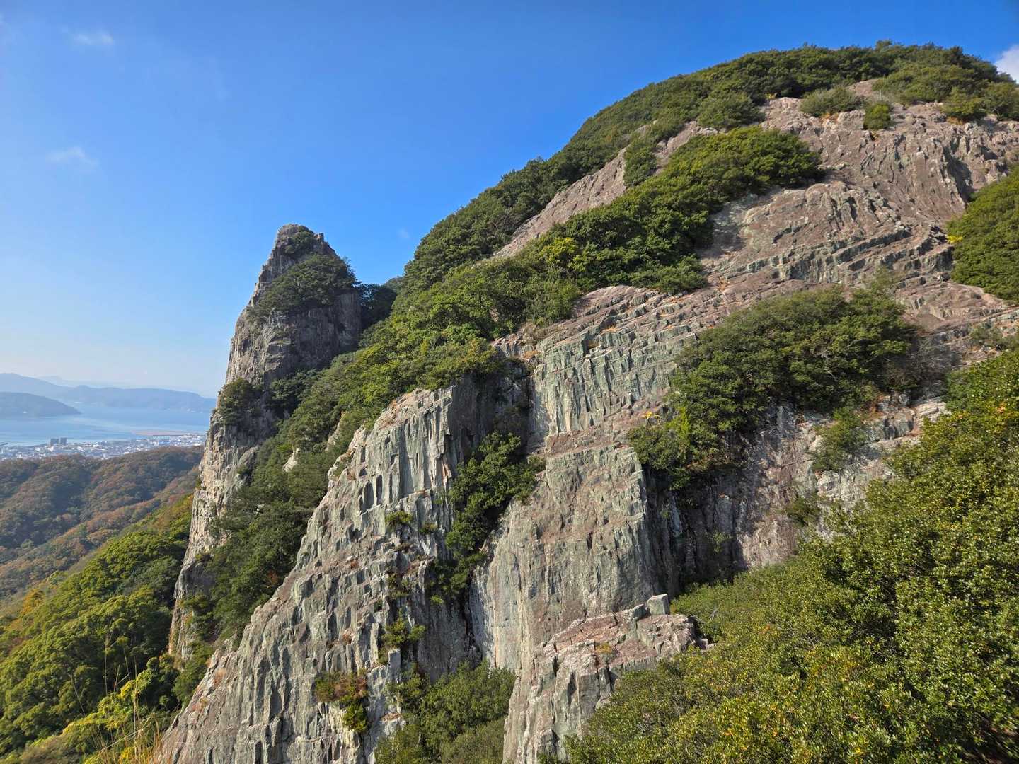 登山道途中から見えるクライミングのメッカの親指嶽です。いつか登ってみたいです。