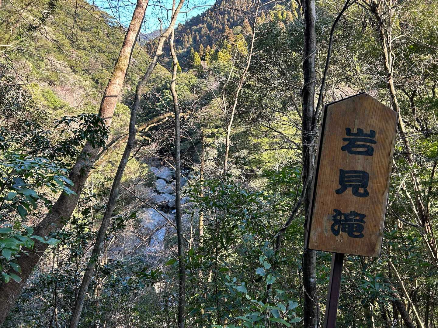 水量豊富な沢沿いの舗装路をテクテク歩く
名札付きの滝が次々と現れテンションアーップ😆数が多すぎるので写真は割愛します。このルートの瀑布群はほぼほぼ道下に見る感じ