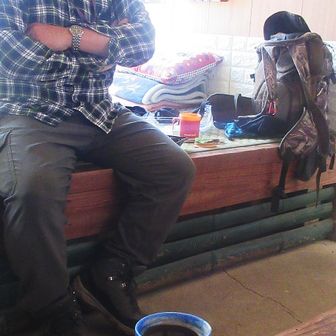 ☕談笑🤗　　　　　　　　　　　　　　　　　
他には誰も来たらず　　　　
滑り止めの竹串作りすると言う与太さんと👋し