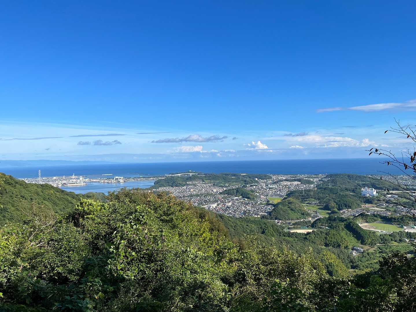 明日雨かなあ。。
黒い雲も混ざってます。
