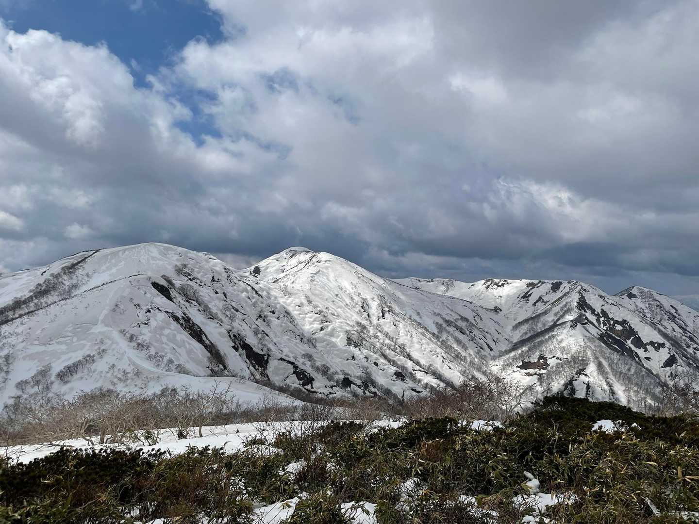 これから向かう
大荒沢岳。