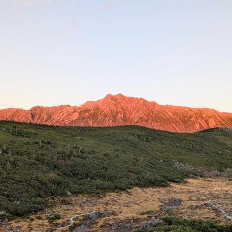 雲ノ平山荘での夕食途中に「薬師燃えてます!!」とスタッフさん。