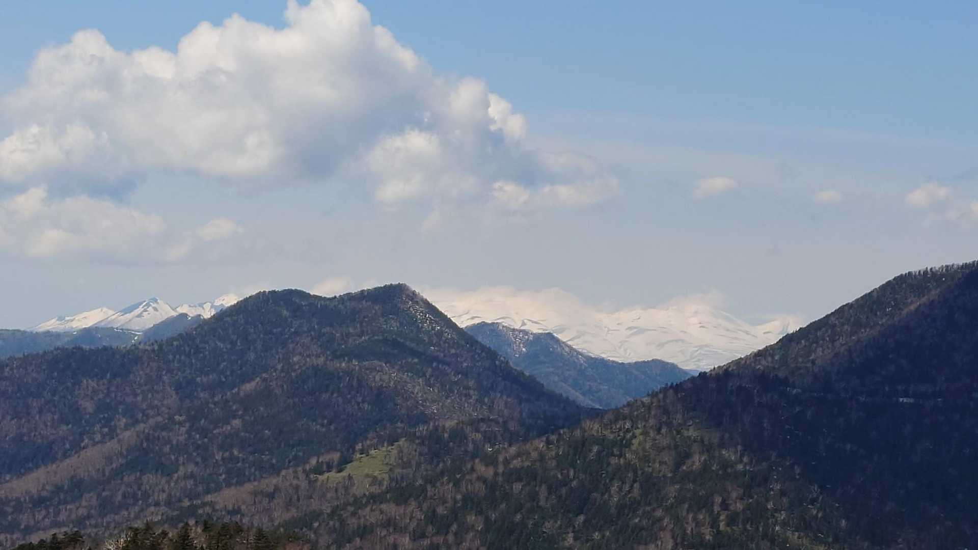 まだ白い大雪山系