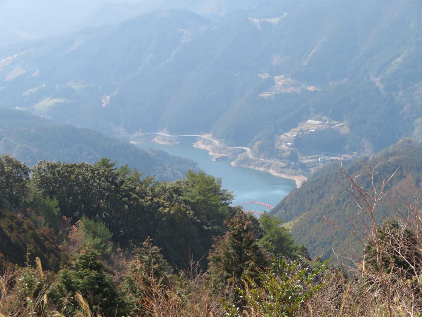 山頂から日向神ダム湖