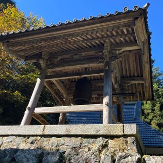 駐車場から歩くとお寺の鐘がありました🔔