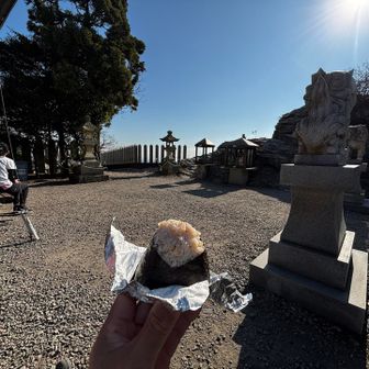 神社の前でお昼ご飯🍙しました🎶