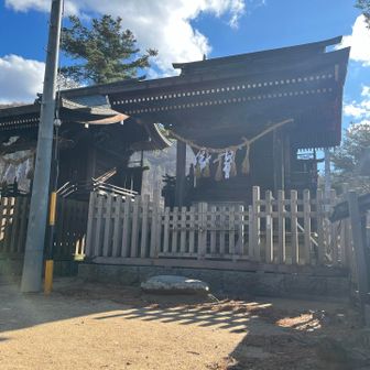 お社が2基並んでいます。
その廻り4隅に建つ〝御柱〟（オンバシラ）
伝統継承も、地元2地区に別れ、御柱も別々の参道2箇所から急坂を引き上げる勇壮で独特の迫力ある祭りです。
（7年に1度諏訪大社御柱祭の翌年開催予定とされる。）

