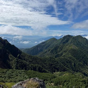 初めて八ヶ岳に来た2年前歩いた、
編笠山からの稜線。
赤岳が一番カッコよく見えるからまた歩きたい。