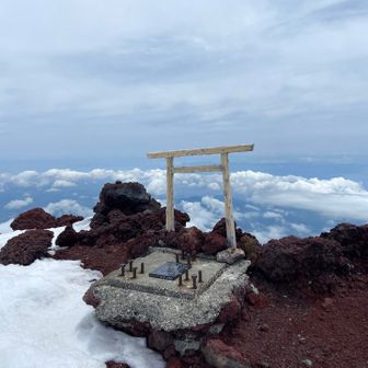 三島岳に寄って帰るつもりだったけど

奥宮から少し下ると登ってくる常連さんの姿が見え、もう一度剣ヶ峰行ってもいいかなと思い奥宮に戻って待つことにした
すると悪魔の一言 "もう一回火口底に下りよう♪"
断る理由もなく今日2回目の火口底行きが決定！