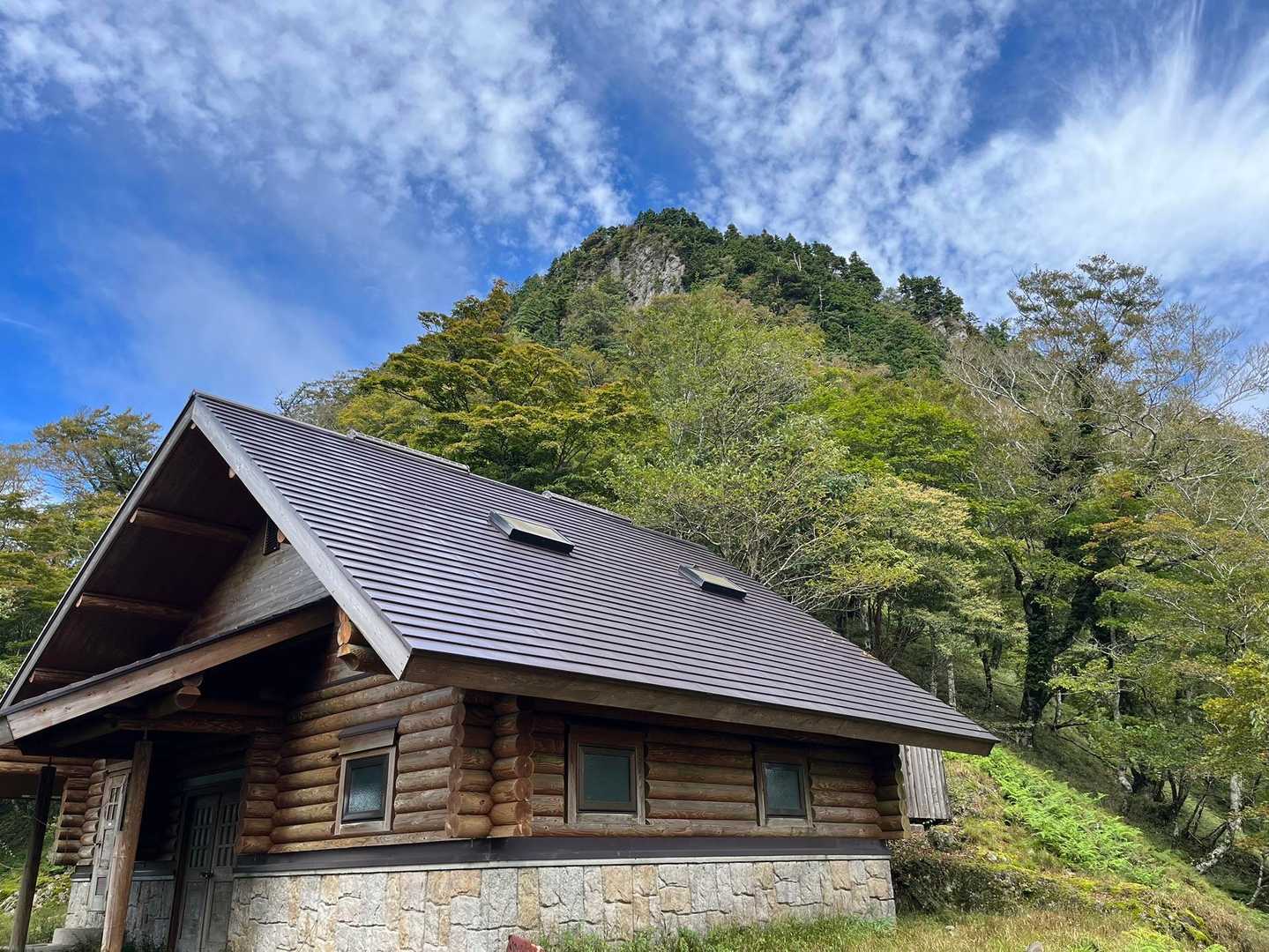 山頂と山小屋… とっても綺麗な山小屋です