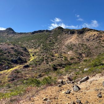 いつもの安達太良山。
紅葉向きの山ではないのかもしれませんが、初めて登山したのがこの山でした。
そのせいかホームマウンテン的な安心感があります。