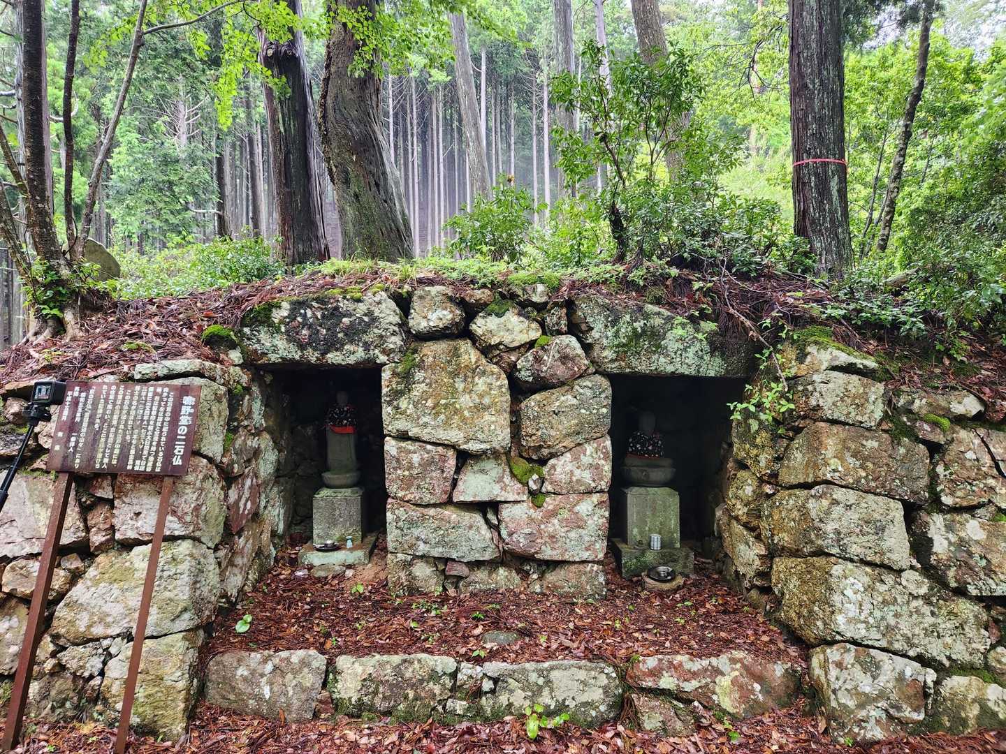 鳴野堂の二石仏の前も一瞬で立ち去る(笑)