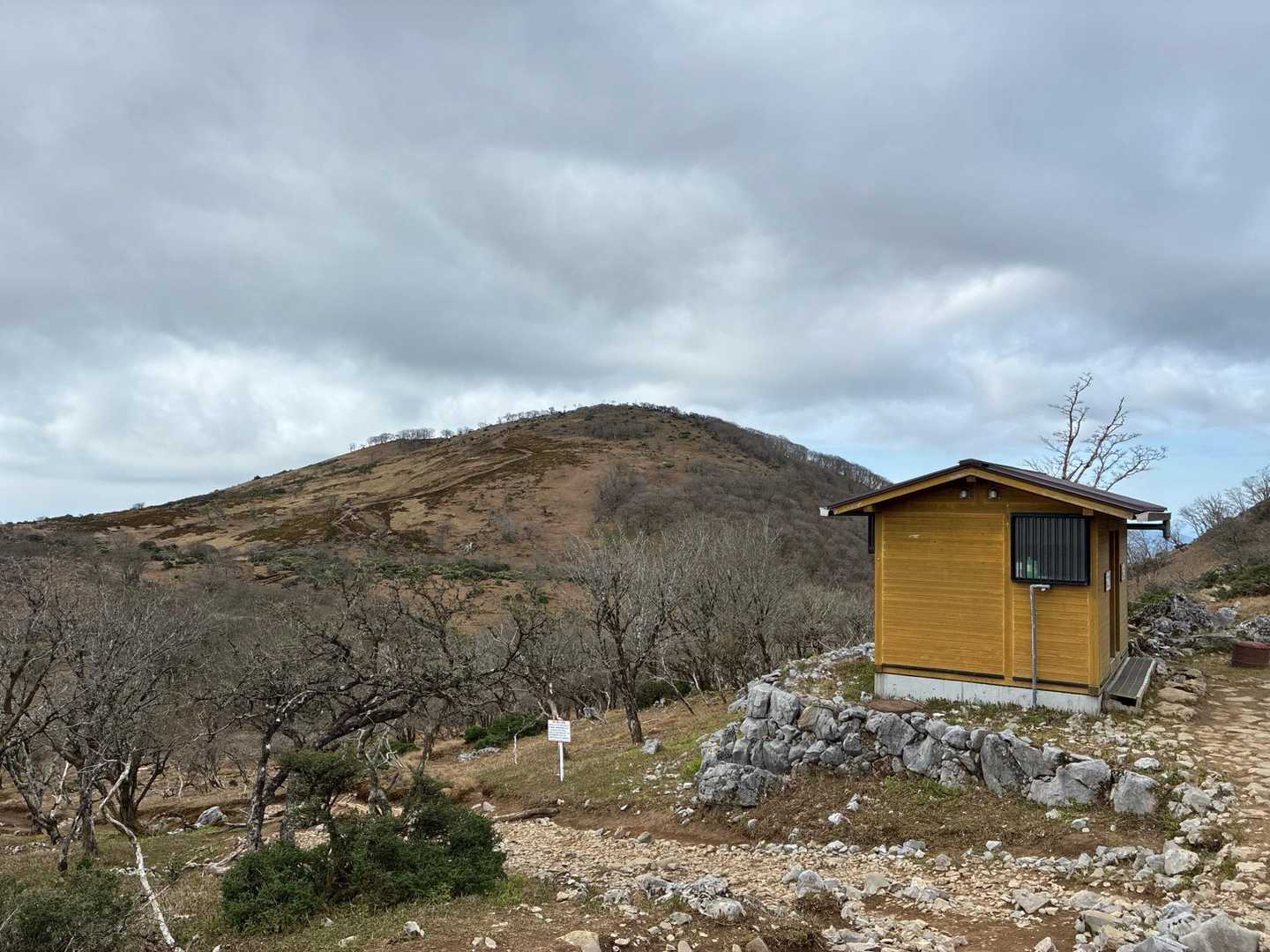 藤原岳てっぺん見えました。
右の建物はトイレで小屋もあります。