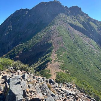 中岳から赤岳を望む。