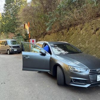 登山口にて高級外車に
乗り込もうとしていた
BIGな方を発見😁💦

登りしなは なかったのに､､
いつの間にか追い越され
既に帰宅スタンバイ😆😆😆

水越往復1時間47分だって､､
ち、ち、ち、超人､､🙀