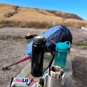 内部は知り合いの団体さんご一行で大にぎわい...。
なのでお外で☀️
今度は忘れなかった😜🍙☕を頂いた🤣にしても安めの遠征用モバイルバッテリー20000mAは無駄に重すぎ😨500gちよい！(使わないのに...)
4回位フル充電できるらしい👍