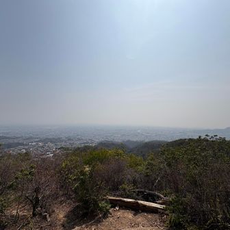 天宮塚到着🙌まぁ、白い😶‍🌫️

こんなお天気、さぞ満員だろうと思ったら無人！😳
尾根コースでのすれ違いも3名😅
皆さんどこへ？

🍙食べて、日焼け止め塗り塗りして出発

（正午に鉄腕アトムの曲が聞こえます🎶
宝塚らしくて好き❤️）