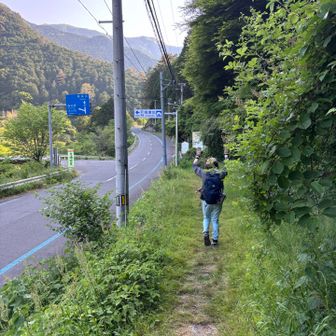 やっと登山口まできました
喜びの舞の郁子さん😁

そうそう、先週までと違って気温も高く
本格夏山になり、持ってく水💧量を見誤りました💧💧💧
最後水💧切れでちょっと辛かった
郁子さんも少ない中分けてくださり、感謝🙏
ありがとうございました🤩

お天気にもよりますが、もうお湯以外に1.5Ｌ必要ですね😰
反省です😔