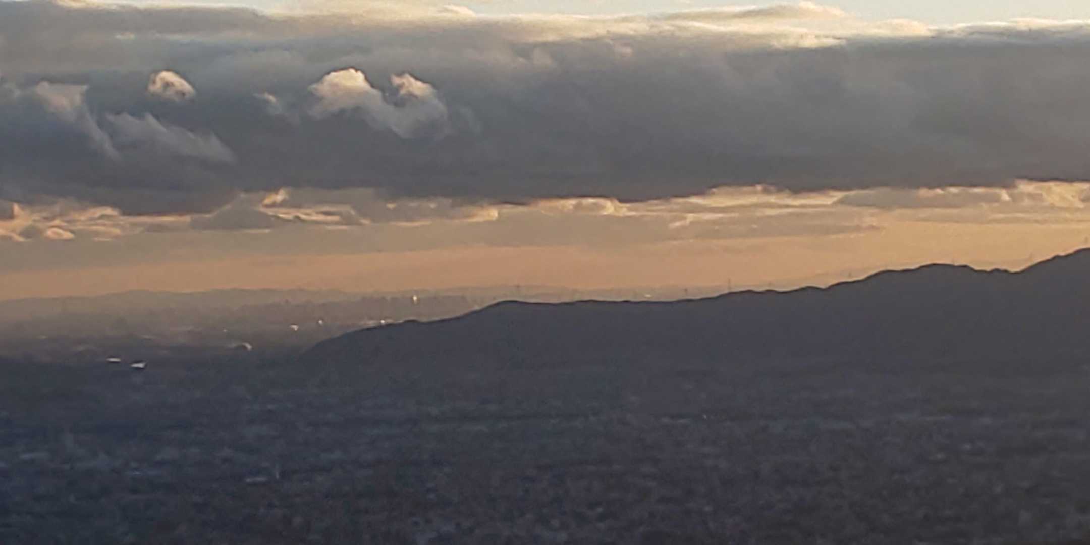 はい、今日はここから見えるか挑みに来ました。
中央の西山の奥にコスモタワー。
その少し右に…、どうか。
