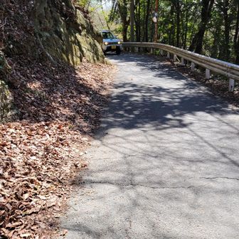 牧馬峠から道路沿いにある石老山の上り口を探しますが…