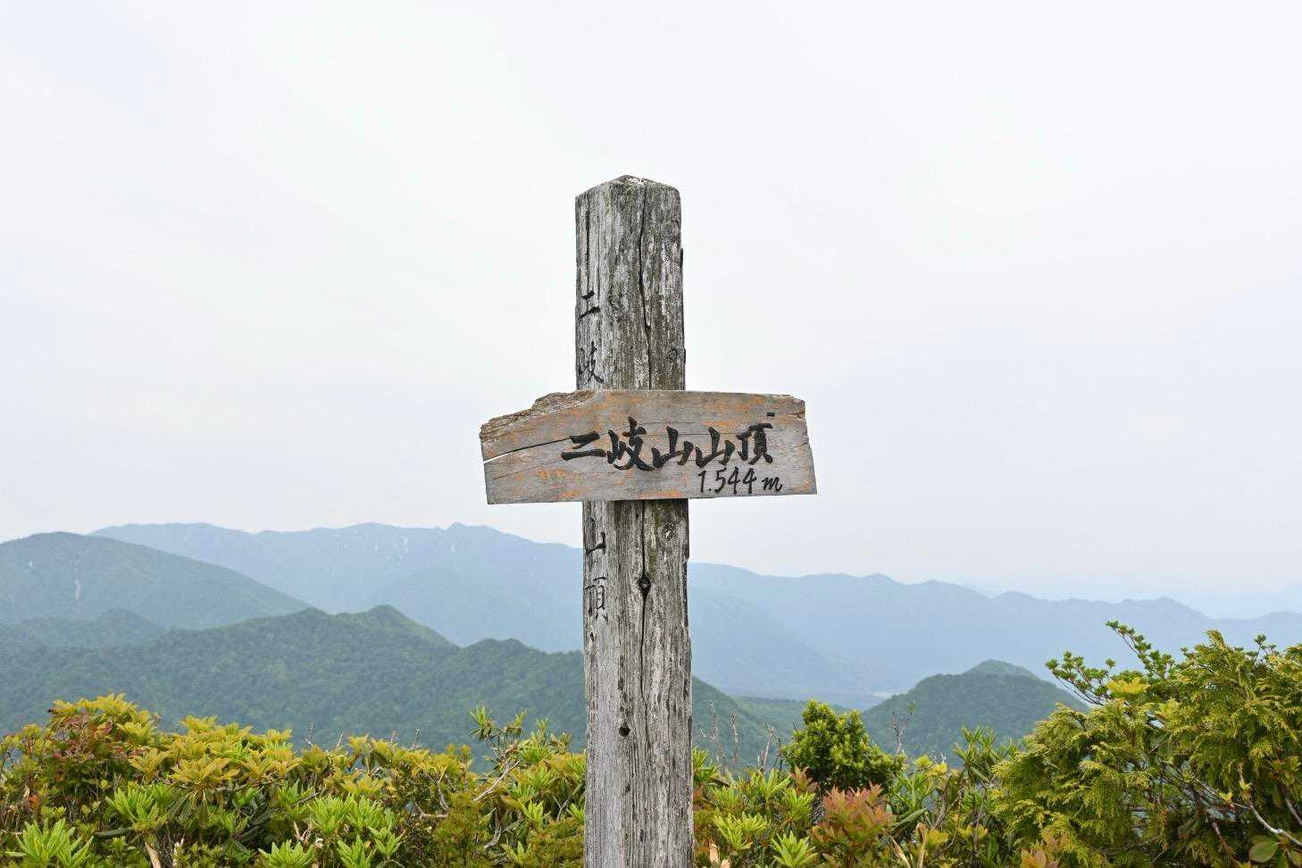 初登頂！！
二岐山っていろんなお山から眺めてきたけど、かわいいこんもりな双耳峰でわかりやすくて、いつか登ってみようと思っておりました。